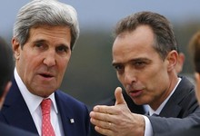 El jefe de protocolo Jean-Luc Chopard recibe al secretario de Estado de EEUU, John Kerry, a su llegada a Ginebra. | Efe