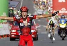 Stephen Cummings celebra su victoria en la meta de Ferrol. | EFE