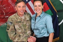 David Petraeus con Paula Broadwell, su bigrafa y amante. | Efe
