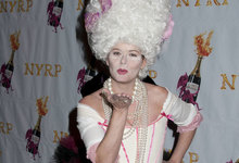 La actriz Debra Messing, de Mara Antonieta en la fiesta de Halloween de Betty Midler. | Cordon Press/Splash