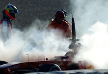 El F138 de Pedro de la Rosa echa humo en el circuito de Jerez de la Frontera.