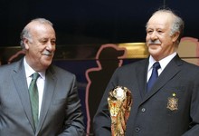 Vicente del Bosque junto a su r�plica de cera. | EFE