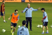 Del Bosque dirige el entrenamiento de la seleccin espaola en el Carlos Belmonte. | EFE