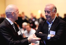 Del Bosque conversa con el secretario general de la UEFA, Gianni Infantino. | EFE