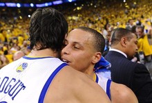 Curry celebra con Bogut la victoria de los Warriors ante Denver. | EFE