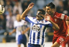 Riki, con mscara, pelea por el baln con Spahic. | Cordon Press