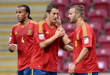 Derik (i) y Manquillo (c) felicitan a Jes por su gol a Ghana. | EFE