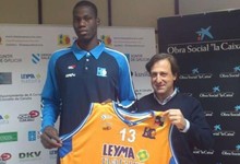 Diakit� junto a Carlos Lamora en su presentaci�n (Foto: FEB)