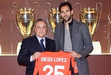 Diego Lpez posa con la camiseta junto a Florentino Prez. | realmadrid.com