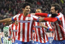 Diego Costa celebra con Miranda y Godn su gol al Betis. | EFE