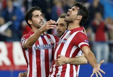 Diego Costa celebra su gol junto a Ral Garca (i) y Juanfran. | EFE