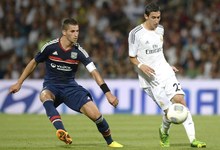 Di Mara controla el baln ante Maxime Gonalons. | EFE