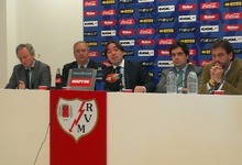 Ral Martn Presa, junto al resto de la junta directiva del Rayo Vallecano. | Jos Miguel de Pedro 