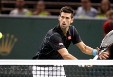 Novak Djokovic devuelve una bola a Wawrinka. | EFE