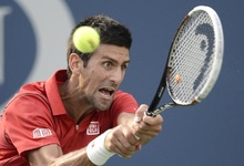 Novak Djokovic devuelve una bola a Marcel Granollers. | EFE