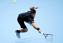 Novak Djokovic, en una acrobtica postura para devolver una bola a Del Potro. | Cordon Press