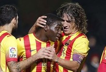 Puyol felicita a Dongou por su tanto. | EFE