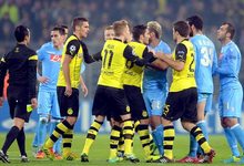 Jugadores del Dortmund discuten con los del Npoles durante un lance del partido. | EFE