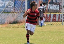 Douglas Baggio celebra un tanto con el Flamengo.