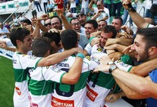 Los jugadores del Elche celebran el segundo gol de Coro. | EFE