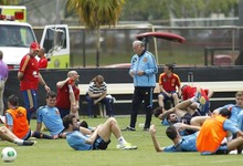 Del Bosque da instrucciones durante el entrenamiento de la seleccin. | EFE