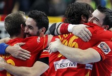 Los jugadores se abrazan tras ganar a Eslovenia. | EFE