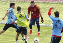 Segundo entrenamiento de la seleccin espaola antes de partir rumbo a Minsk. | EFE