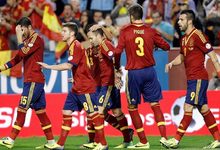 Los jugadores de la seleccin espaola felicitan a Negredo (d) por su gol a Georgia. | EFE