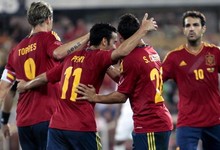 Los jugadores espa�oles celebran uno de los cinco tantos logrados. | EFE