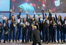 La Seleccin Espaola de waterpolo femenino celebra el triunfo. | EFE