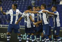 Los jugadores del Espanyol celebran uno de los goles. | EFE