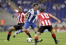 V�ctor S�nchez (c) controla el bal�n ante Mikel Rico (i) y De Marcos. | EFE