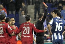 El colegiado muestra la roja a Luna, del Mallorca. | EFE