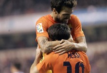 Fbregas y Messi celebran el cuarto tanto del Barcelona. | EFE