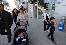 Leonarda Dibrani pasea junto a su familia, este sbado, en Mitrovica. | EFE