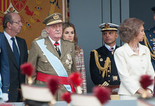 El Rey, los prncipes de Asturias y la reina en el desfile de las FFAA | C.Jord