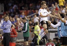 Fede Cartabia celebra con el banquillo el primero de sus dos goles al St.Gallen. | EFE