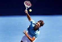 Roger Federer realiza un saque durante su partido ante el francs Benoit Paire. | EFE