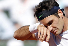 Federer se lamenta durante el encuentro ante Tsonga. | EFE