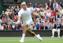 Roger Federer devuelve una bola a Victor Hanescu. | Cordon Press