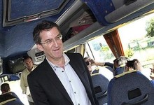 Feijoo, en el autob�s de los periodistas durante la campa�a. | Efe