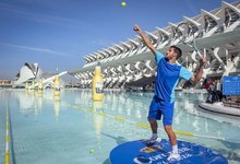 Feliciano Lpez realiza un saque en la Ciudad de las Artes y las Ciencias de Valencia. | EFE