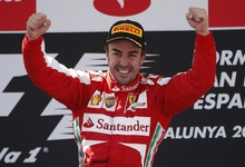 Fernando Alonso celebra uno de sus podios. | Archivo