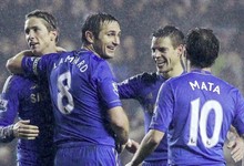 Fernando Torres celebra un gol junto a sus compa�eros. | Cordon Press