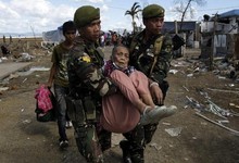 Soldados filipinos trasladando a una mujer mayor en la zona de Tacloban | EFE