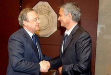 Florentino Prez conversa con Jos Mourinho. | Archivo