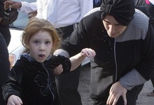 Una ni�a israel� en Ashdod corre hacia un refugio al escuchar la sirena que advierte de un inminente ataque de Hamas | EFE