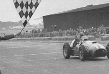 Jos Froiln Gonzlez cruza primero la lnea de meta en Silverstone en 1951.