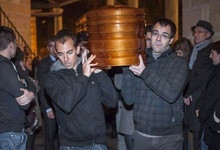 Traslado del fretro con los restos de Iaki Lejarreta durante el funeral en la Iglesia San Juan Evangelista de Brriz. | EFE