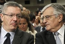 Alberto Ruiz-Gallardón, junto al fiscal general del Estado, Eduardo Torres-Dulce. | Archivo